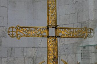 Владимир. Дмитриевский собор. Крест с просечным орнаментом, снятый с главы собора и заменённый в 2002 г. новоделом